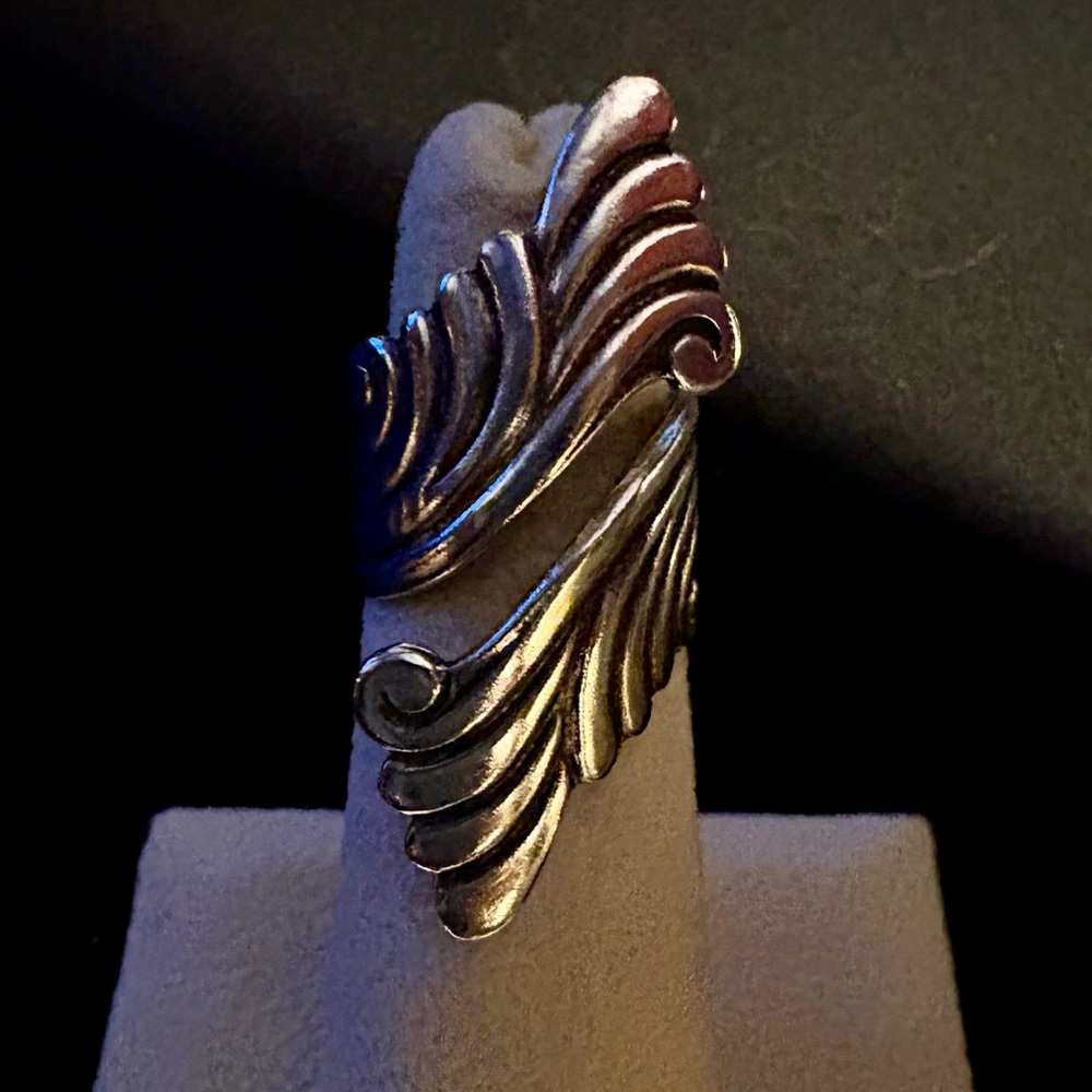 Sterling Silver scroll  bypass ring. Size 5.5